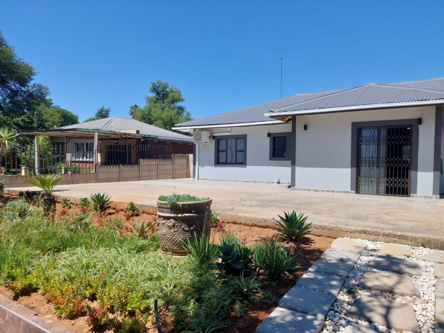 To Let Commercial Property for Rent in Roosheuwel North West